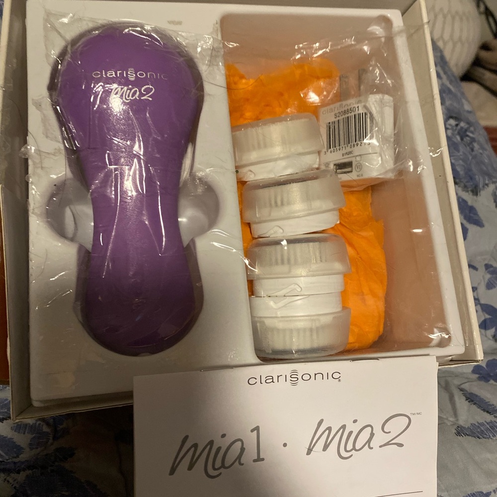Clarisonic Mia 2 in Vibrant Purple with Brush Heads like new.